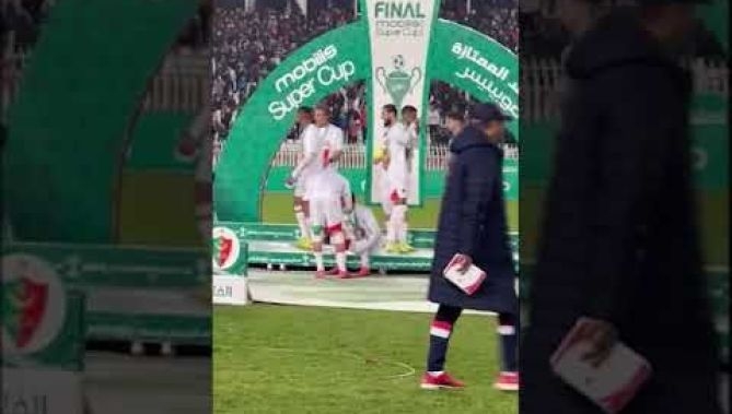 لاعب مولودية الجزائر #بيازيد قلبها بالشطيح 🤣🤣 على منصة التتويج بكأس السوبر