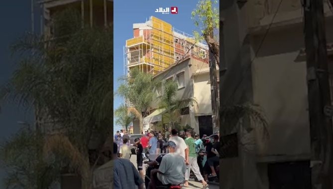 فيديو - جثمان مناصر المولودية يونس أمغوزي يصل إلى مسجد فتح القلوب بوادي الرمان بالعاصمة .. " الله يرحمو 🤲" : البلاد