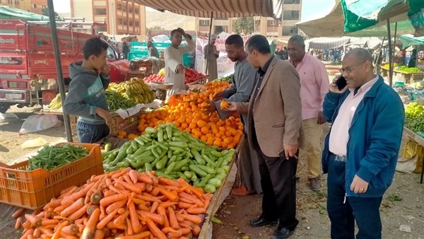 بأسعار مخفضة.. رئيس مدينة الطود بالأقصر يفتتح سوق اليوم الواحد