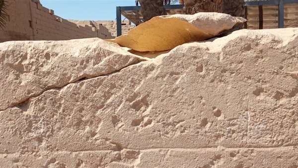 التحقيق في كسر حجر أثرى يزن 28 طن في معابد الكرنك بالأقصر خلال نقله بمعرفة أثرى فرنسي