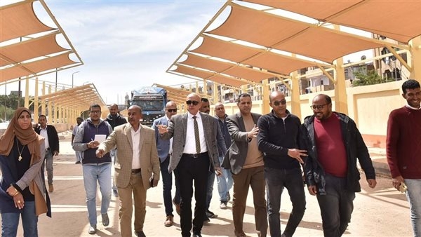 محافظ الأقصر يتفقد أعمال تطوير ورفع كفاءة الطرق وموقف الأقاليم بالمدينة