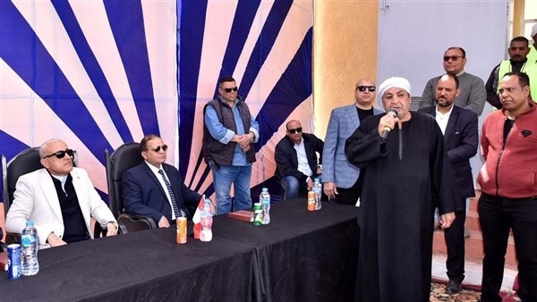 محافظ الأقصر: بدء رصف المناطق المنتهية من مشروعات الصرف الصحي والغاز الطبيعي بالرزيقات