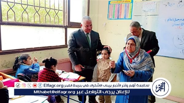 مدير تعليم الفيوم يكرّم معلمة بمكافأة 500 جنيه: شكرًا لكل معلم يضيء دروب المعرفة بإخلاصه