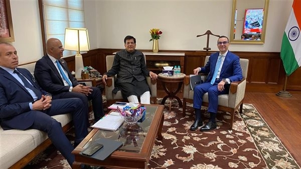 وزير الاستثمار والتجارة الخارجية يلتقي وزير التجارة والصناعة الهندي لبحث سبل تعزيز العلاقات الاقتصادية بين البلدين.