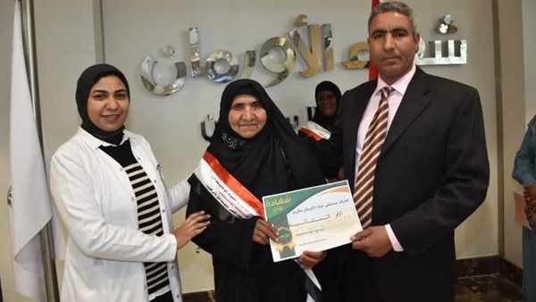 على هامش عيد الأم.. أورام الأقصر تكرم الأمهات مرضى سرطان الثدي ضمن مبادرة "كونى أقوى"