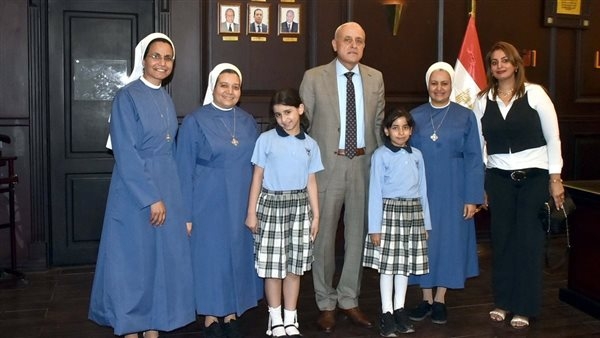 محافظ الأقصر يستقبل وفد مدرسة سان جوزيف لراهبات قلب يسوع للتهنئة بعيد الفطر