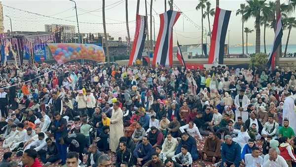 آلاف المصلين بساحة القائد إبراهيم يرفضون تهجير الفلسطينيين ويدعمون إعادة إعمار غزة