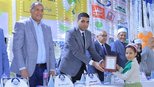 أهالي أصفون بالاقصر يكرمون 800 حافظ للقرآن برحلات عمرة وجوائز مالية تقدر بنصف مليون جنيه