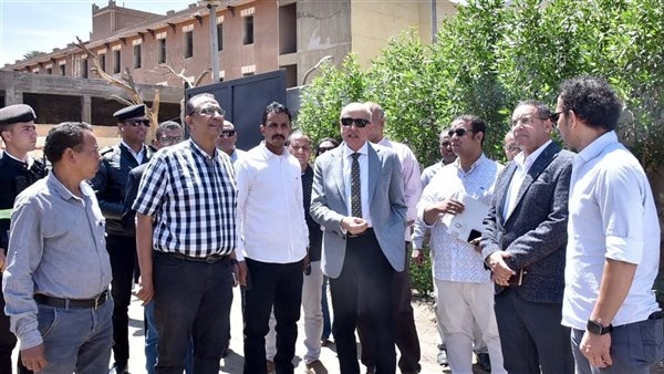 محافظة الأقصر يتفقد سوق مرحبا لبحث شكاوى أصحاب البازارات