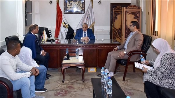 محافظ الأقصر يعقد اجتماعا للعاملين بمنظومات التصالح والتقنين بمدينة ارمنت