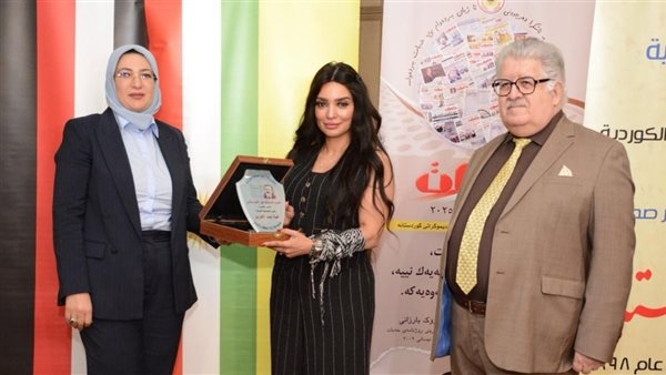 تكريم هبة عبد العزيز في احتفال الصحافة الكردية