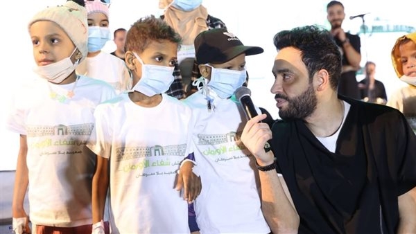 "الأطفال أبطال الحكاية".. رسالة حب وأمل من الفنان رامي جمال إلى الأطفال مرضى أورام الأقصر
