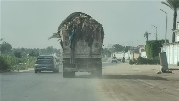 ضبط سيارة نقل مخلفات غير ملتزمة بمعايير وضوابط العمل تسببت في تناثر المخلفات بالجيزة
