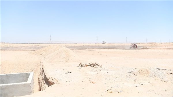 بتكلفة 220 مليون جنيه.. محافظ قنا ورئيس جهاز التعمير يتفقدان مشروع استصلاح 390 فدانًا بمنطقة الشيخ علي بنجع حمادي