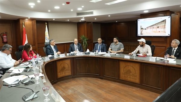 محافظ الجيزة يلتقي المواطنين للاستماع إلى شكواهم وبحث سبل حلها