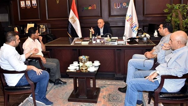 محافظ الأقصر يناقش تطوير المنظومة الصحية بالمحافظة في إستجابة لمطالب الاهالى