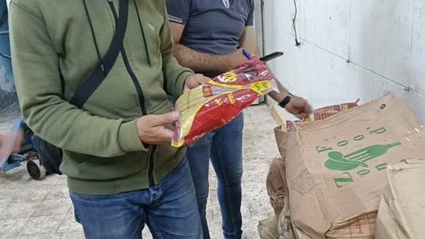 ضبط 180 كيس برجر منتهي الصلاحية بحملة صحية بالقليوبية