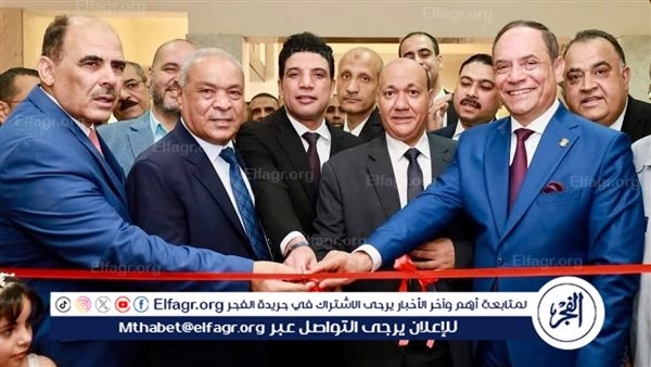 رئيس النيابة الإدارية يهدى درع لنائب محافظ سوهاج