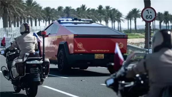 سيارة "سايبرترك" الحمراء تخطف الأنظار في استقبال ترامب بالدوحة