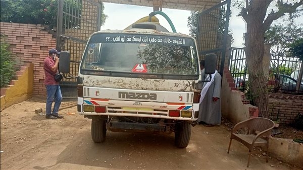 مجلس مدينة العياط يضبط سيارة كسح مخالفة تلقي بحمولتها في الترع