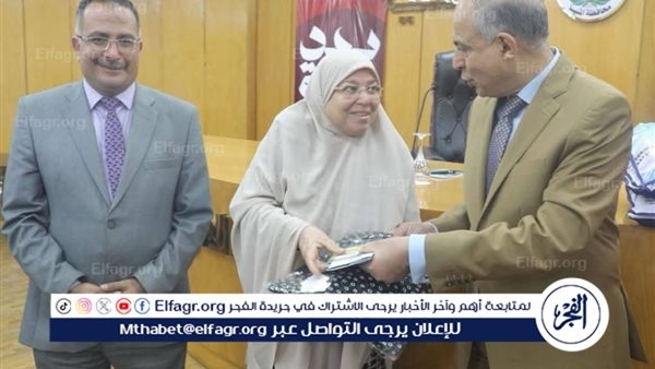 محافظ المنيا يشارك حجاج الجمعيات الأهلية فرحتهم قبل السفر للأراضي المقدسة