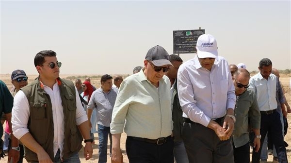 وزير الرى ومحافظ أسوان يتفقدان مشروع " سيل" بقرى وادىالصعايدة بإدفو