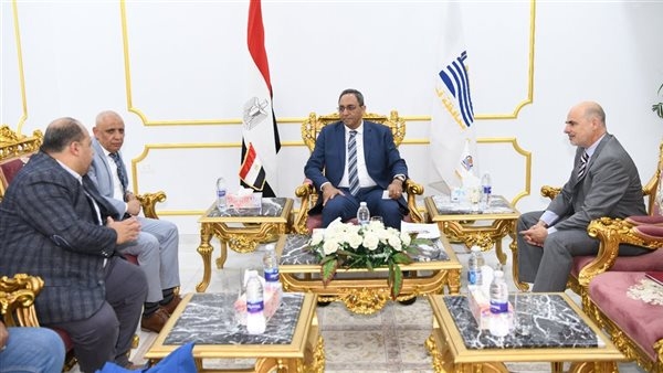 محافظ قنا يناقش دعم مشروعات المياه بـ42.2 مليون يورو مع البنك الألماني