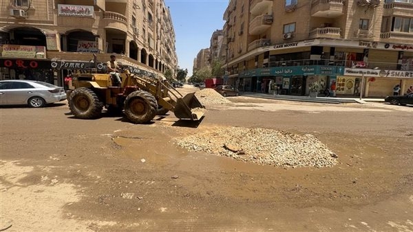 محافظة الجيزة: إصلاح كسر مفاجئ بخط مياه بمنطقة "د" بقطاع هضبة الأهرام