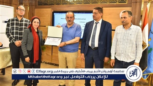 محافظ أسيوط يكرم فريق عمل أغنية أسيوط أبية وماشية جنب النيل