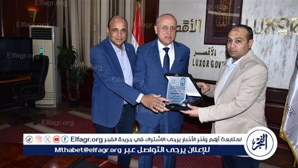 محافظ الأقصر يلتقى اتحاد شباب العمال لبحث التعاون فى المبادرات الخدمية