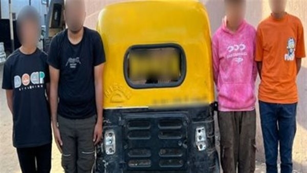 ضبط قائد توك توك لسماحه للأشخاص بالجلوس أعلى سقف مركبة بالبحيرة