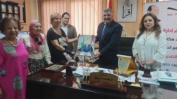 مواطنو الدقي يكرمون رئيس الحي لجهوده المتميزة في حل الشكاوى والتواصل الدائم