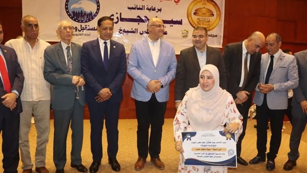 محافظ القليوبية يكرم خريجات دورة الخياطة بشبرا الخيمة