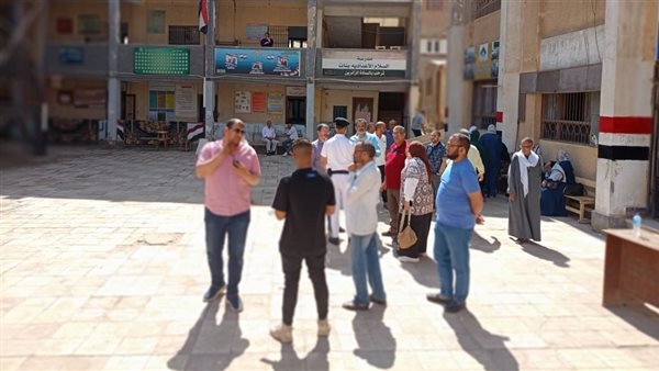 رئيس مدينة العياط يوزع المياه المعدنية والأقلام على طلاب الثانوية العامة