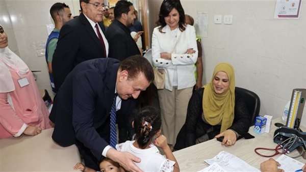 محافظ المنوفية والسفيرة نبيلة مكرم يدشنان القافلة الثانية للتحالف الوطني من قوافل " إيد واحدة "