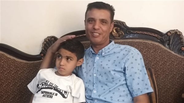 عايز أنقذ ابني.. والد "محمد " مريض بضمور العضلات في الفيوم يستغيث لعلاجه: حصلنا على حكم بأحقية توفير العلاج ومش عارفين ننفذه