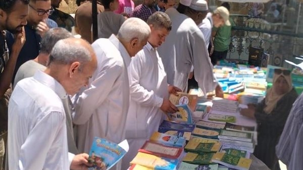 إقبال كبير على معرض إصدارات "الأعلى للشئون الإسلامية" بمسجد السيدة زينب