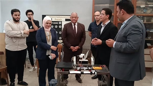 رئيس جامعة بنها يتفقد عدد من المشاريع الطلابية بكلية الهندسة ببنها