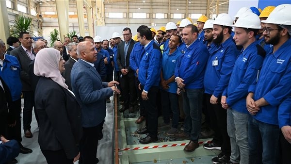 وزير الصناعة والنقل يفتتح مصنع لإنتاج الزجاج الهندسي.. ويضع حجر الأساس لمصنع جديد لإنتاج ثلاجات وديب فريزر