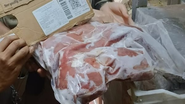 ضبط 11 طنًّا و500 كجم من مصنّعات وهياكل ومفروم دواجن ودهون فاسدة بالجيزة