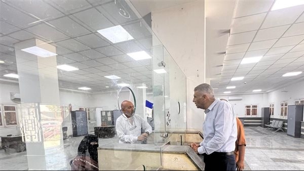 محافظ أسوان يفاجئ المركز التكنولوجي للخدمات الحكومية بقرية الكفور في كوم أمبو
