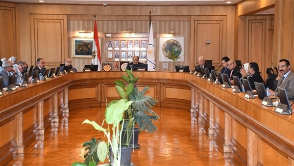 رئيس جامعة حلوان يؤكد ضرورة الإسراع في استكمال المجمع الطبي الجامعي ويدعو لدعمه