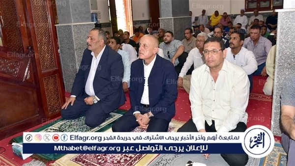 محافظ الأقصر يؤدى صلاة الجمعة بمسجد شركة مياه الشرب والصرف الصحي