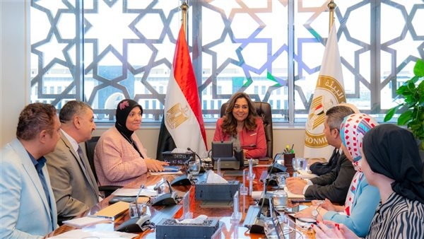 منال تستعرض ملفًا حول المشروعات التى تنفذها وزارة البيئة من خلال مرفق البيئة العالمية