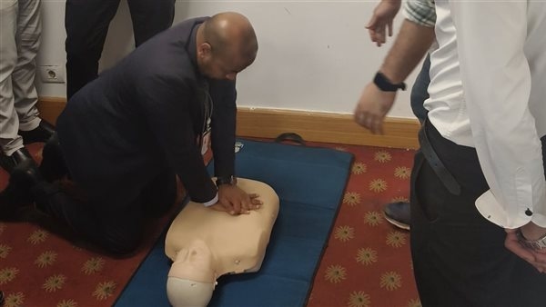 "الصحة" تستكمل المرحلة الرابعة من تدريب العاملين بمطار القاهرة على أجهزة إزالة الرجفان القلبي (AED)