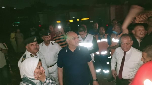 محافظ القليوبية ينتقل لموقع حريق بمخزن بلاستيك بالقناطر الخيرية