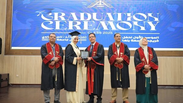 رئيس جامعة بنها يشهد حفل تخرج دفعة جديدة من كلية التربية