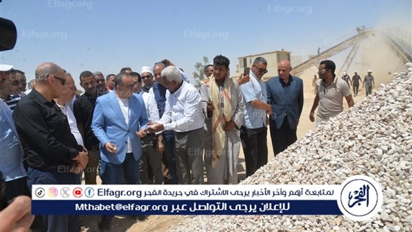 محافظ أسيوط يشهد التشغيل التجريبي لمحطة تكسير المواد المحجرية بعد إعادة تأهيلها