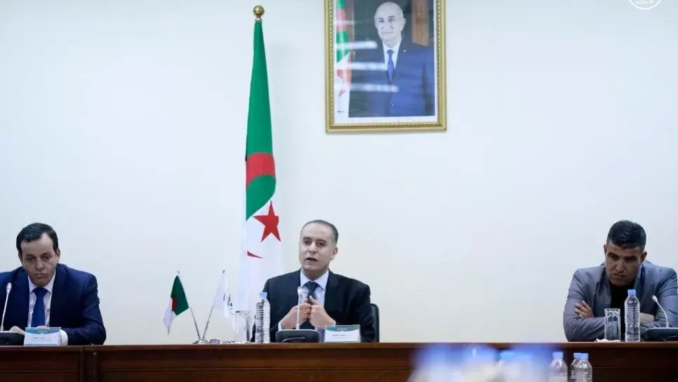 صادي يرفع العصا والجزرة