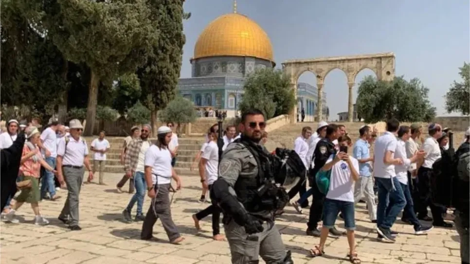 مستوطنون صهاينة يقتحمون الأقصى